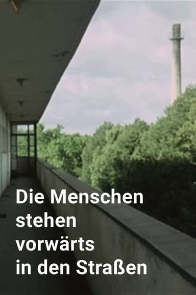 Die Menschen stehen vorwärts in den Straßen