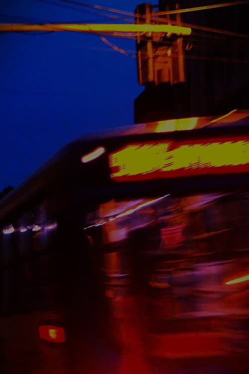 A Chegada Do Ônibus Na Madrugada Da Cidade Do Céu Roxo